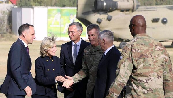Secretario de Defensa de EEUU, James Mattis, y secretario general de la OTAN, Jens Stoltenberg, en Kabul - Sputnik Mundo