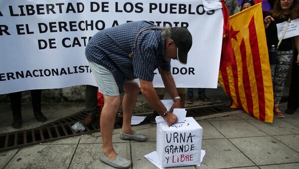 Una urna improvisada para el referéndum en Cataluña - Sputnik Mundo