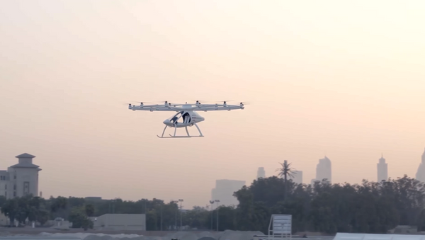El taxi volador de Volocopter durante su primer vuelo público en Dubái - Sputnik Mundo