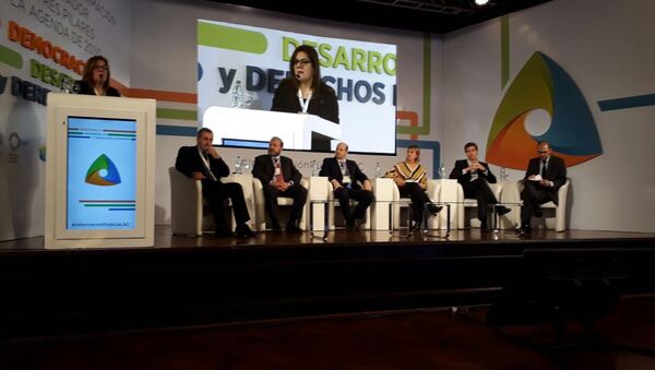 La periodista paraguaya Mabel Rehnfeldt modera el panel sobre democracia en el que participa además Edison Lanza entre representantes de los gobiernos argentino y uruguayo, del PNUD y de Brasil - Sputnik Mundo