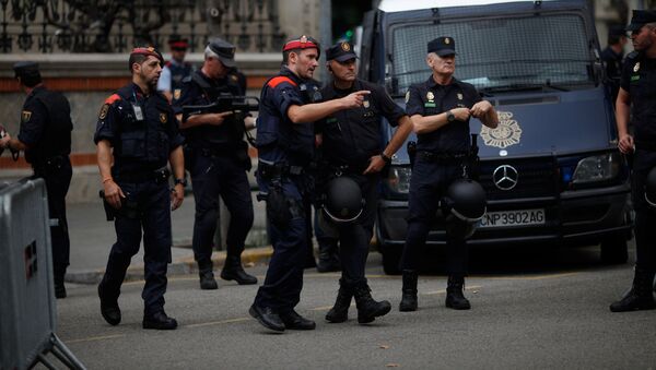 Un agente de Mossos d'Esquadra (policia catalana) habla con su colega de la Policía Nacional española en Barcelona, el 28 de septiembre - Sputnik Mundo