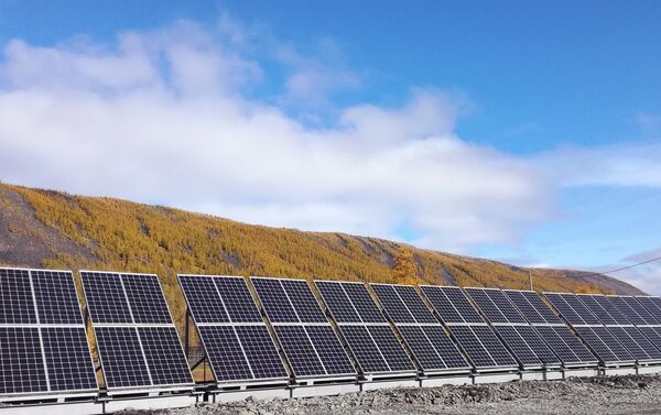 Una central solar en la aldea de Sebian-Kuel, en la república de Yakutia - Sputnik Mundo