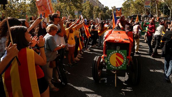 Agricultores en tractores se reúnen en apoyo al referéndum catalán - Sputnik Mundo