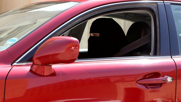 Mujer conduce un coche en Arabia Saudí - Sputnik Mundo