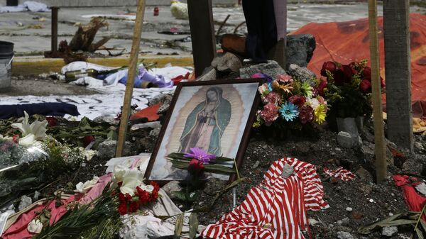 Homenaje a las víctimas del terremoto en México - Sputnik Mundo