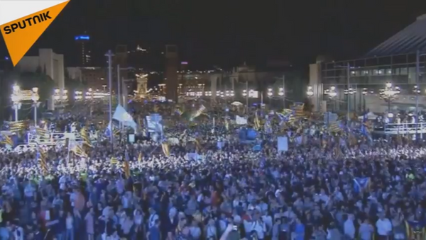 Cientos de miles de personas se reúnen en Barcelona en apoyo de la independencia catalana. - Sputnik Mundo