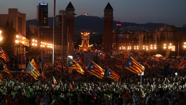 Acto a favor del referéndum para la independencia de Cataluña celebrado en Barcelona, España - Sputnik Mundo