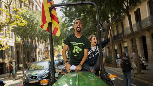 El Secretario Nacional de la Unión de Jóvenes Agricultores de Cataluña, Eudal Planella, a bordo de un tractor por el centro de Barcelona - Sputnik Mundo