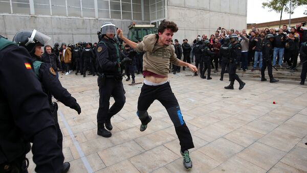 Enfrentamientos entre policía y manifestantes en Barcelona - Sputnik Mundo