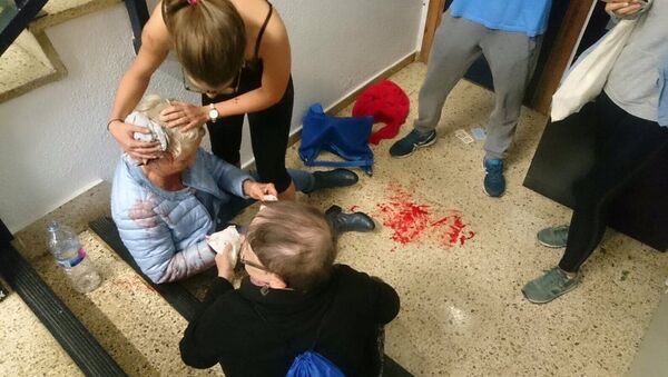 Una mujer herida en Barcelona durante referéndum catalán - Sputnik Mundo