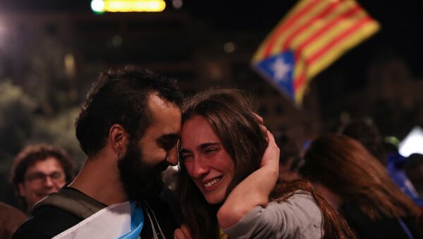 La gente celebra el referéndum en Plaza Cataluña - Sputnik Mundo
