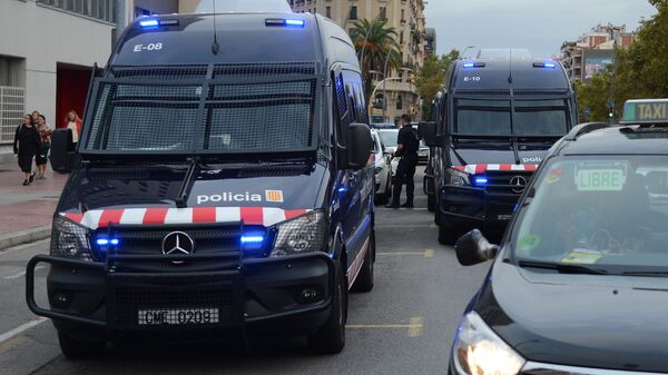 Policía de España durante el referéndum en Cataluña - Sputnik Mundo