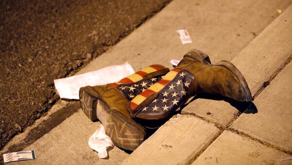 Las botas con la bandera de EEUU en la cale tras el tiroteo en Las Vegas - Sputnik Mundo