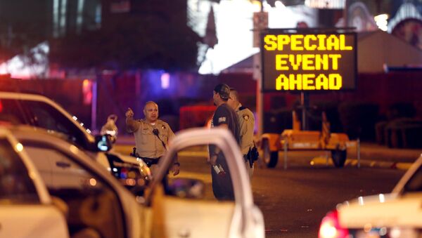 Policías cerca del lugar de tiroteo en Las Vegas, EEUU - Sputnik Mundo