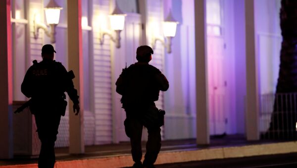Policías cerca del lugar de tiroteo en Las Vegas, EEUU - Sputnik Mundo