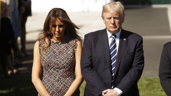 El presidente de EEUU, Donald Trump, y su esposa Melania cumpen un minuto de silencio - Sputnik Mundo