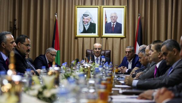 El primer ministro Rami Hamdallah preside la reunión del Gobierno palestino en Gaza - Sputnik Mundo