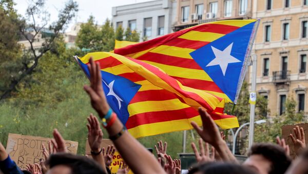 Protestas en contra de la violencia durante el referéndum catalán - Sputnik Mundo