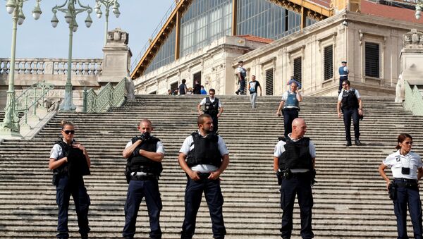 Policía en el lugar del ataque en Marsella, Francia - Sputnik Mundo