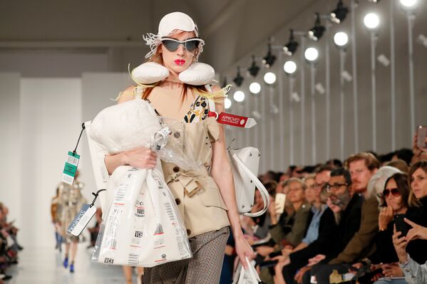 Los conjuntos más deslumbrantes de la Semana de la Moda de París - Sputnik Mundo
