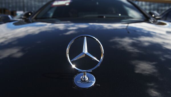 Logo del fabricante de carros alemán Mercedes Benz - Sputnik Mundo