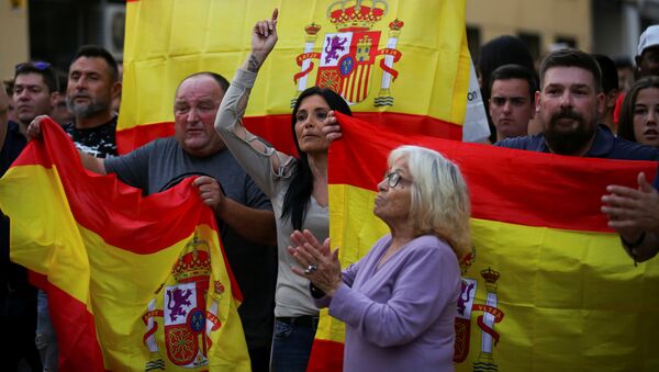 Partidarios de la Policía nacional con banderas de España - Sputnik Mundo