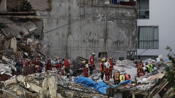 Grupo de rescatistas en la Ciudad de México tras el terremoto - Sputnik Mundo