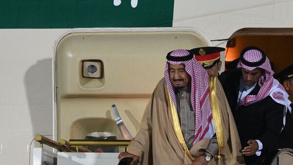 El rey de Arabia Saudí, Salman bin Abdulaziz Saud, llega a Moscú, Rusia - Sputnik Mundo