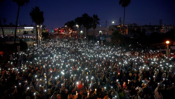 Personas rindiendo homenaje a las víctimas del tiroteo en Las Vegas - Sputnik Mundo