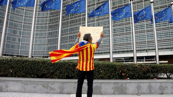 El partidario de la independencia de Cataluña enfrente del edificio de la Comisión Europea en Bruselas (archivo) - Sputnik Mundo