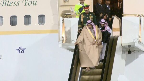 La escalera móvil dorada del rey saudí se estropea en el aeropuerto de Moscú - Sputnik Mundo