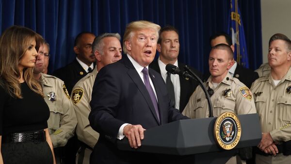 Donald Trump, presidente de EEUU con la Policía de Las Vegas, EEUU - Sputnik Mundo