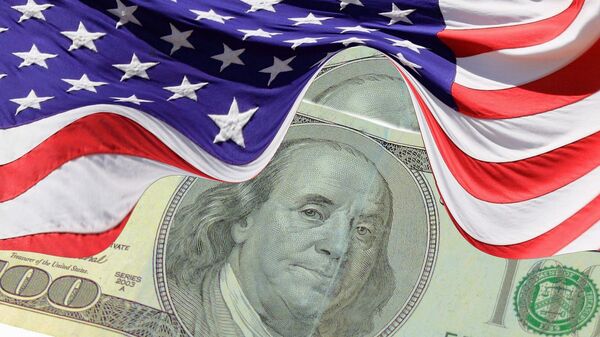 El dólar (moneda de EEUU) y la bandera estadounidense - Sputnik Mundo