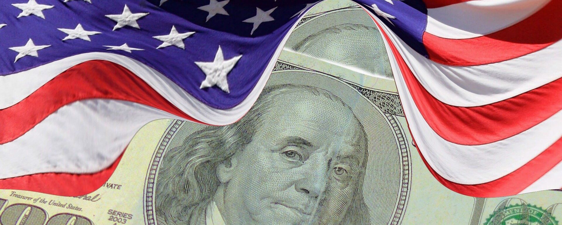El dólar (moneda de EEUU) y la bandera estadounidense - Sputnik Mundo, 1920, 28.03.2022