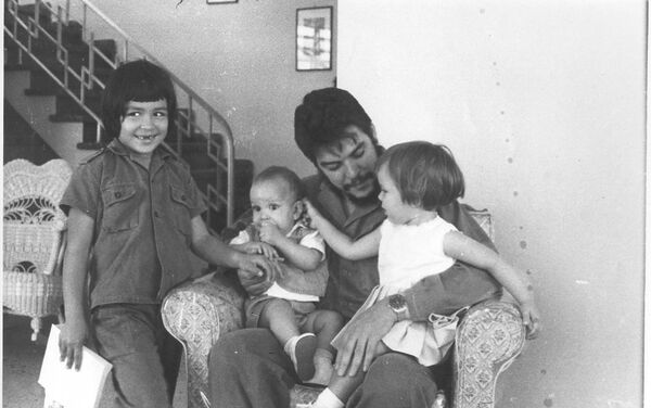 El Che Guevara con sus hijos - Sputnik Mundo