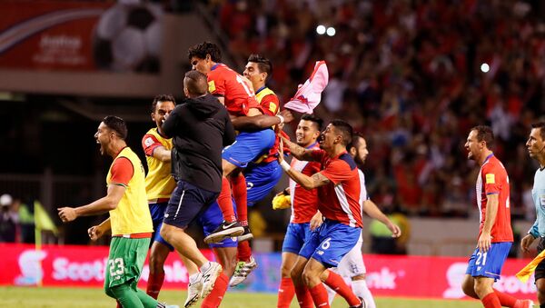 Jugadores de la selección de fútbol de Costa Rica celebrando la clasificación al Mundial de 2018 en Rusia - Sputnik Mundo