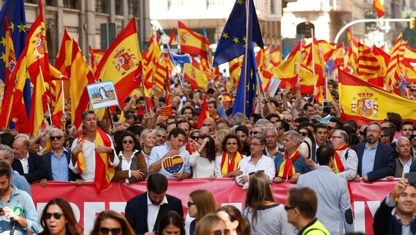 Manifestantes marchan contra la independencia catalana en Barcelona - Sputnik Mundo