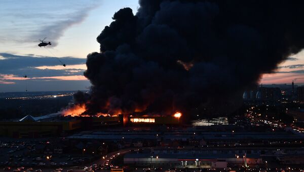 Un enorme incendio reduce a cenizas una parte considerable de un mercado de Moscú - Sputnik Mundo