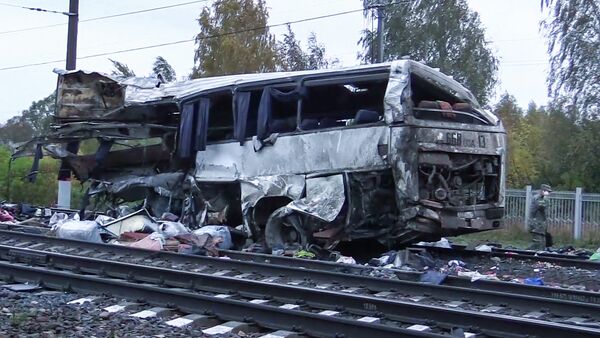 Un tren choca con un autobús de pasajeros en Rusia - Sputnik Mundo