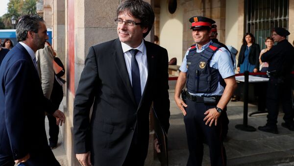 El presidente de Cataluña, Carles Puigdemont, llega al Parlamento Catalán - Sputnik Mundo