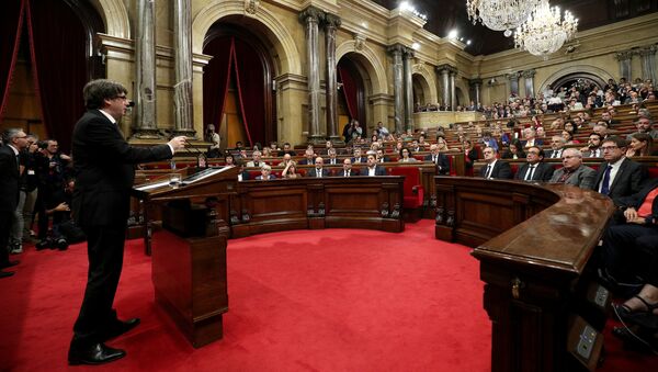 El presidente de Cataluña, Carles Puigdemont, en el Parlamento Catalán - Sputnik Mundo