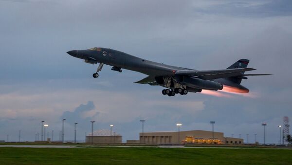 Un B-1B Lancer de EEUU despega de la base aérea de Guam - Sputnik Mundo