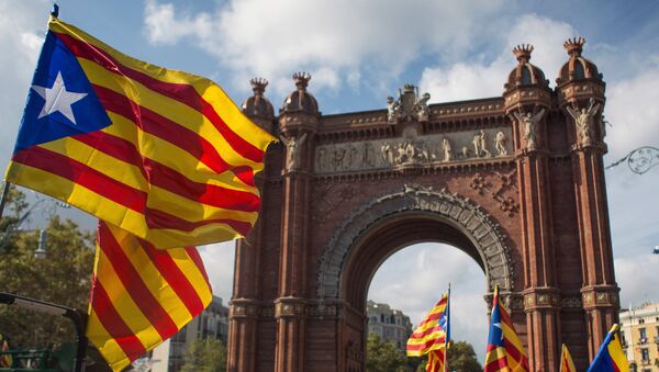 Gente llevando esteladas (banderas independentistas catalanes) - Sputnik Mundo