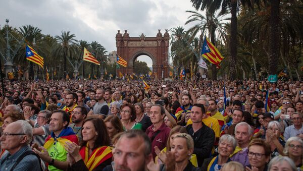 La gente con esteladas frente a Parlamento de Cataluña - Sputnik Mundo