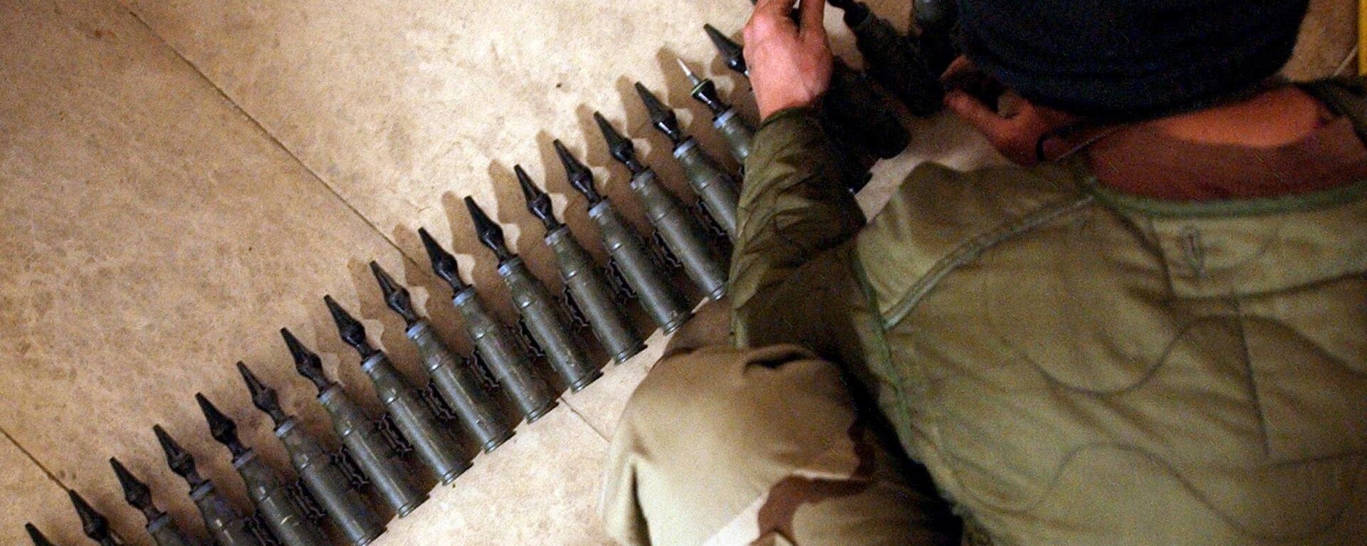 Un soldado del Ejército de EEUU cuenta los proyectiles de 25 mm con uranio empobrecido en 2004, durante la invasión de Irak. - Sputnik Mundo, 1920, 06.09.2023