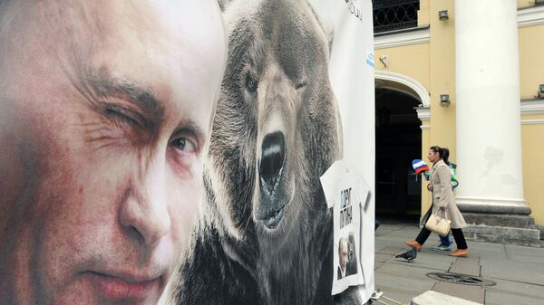 Un cartel con el presidente ruso y un oso en las calles de San Petersburgo - Sputnik Mundo