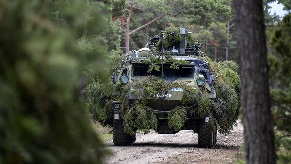 Un vehículo blindado de la OTAN en el Báltico - Sputnik Mundo