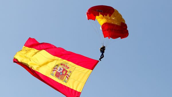 Paracaidista con la bandera nacional de España - Sputnik Mundo
