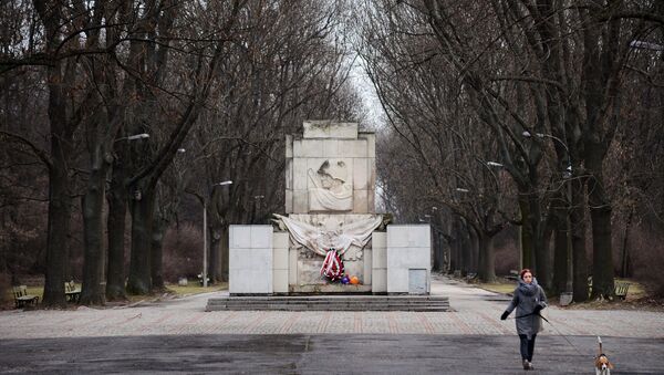 El monumento a los soldados del ejército rojo en Varsovia, Polonia - Sputnik Mundo