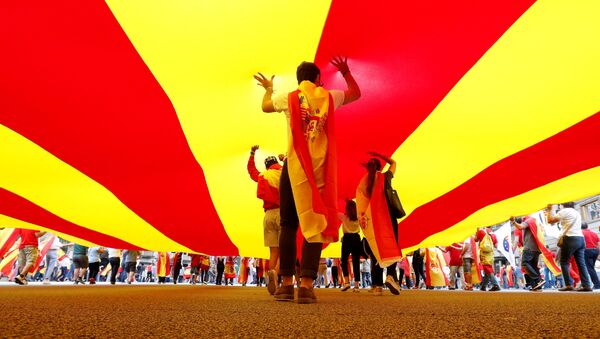 La gente camina debajo de la bandera de Cataluña - Sputnik Mundo